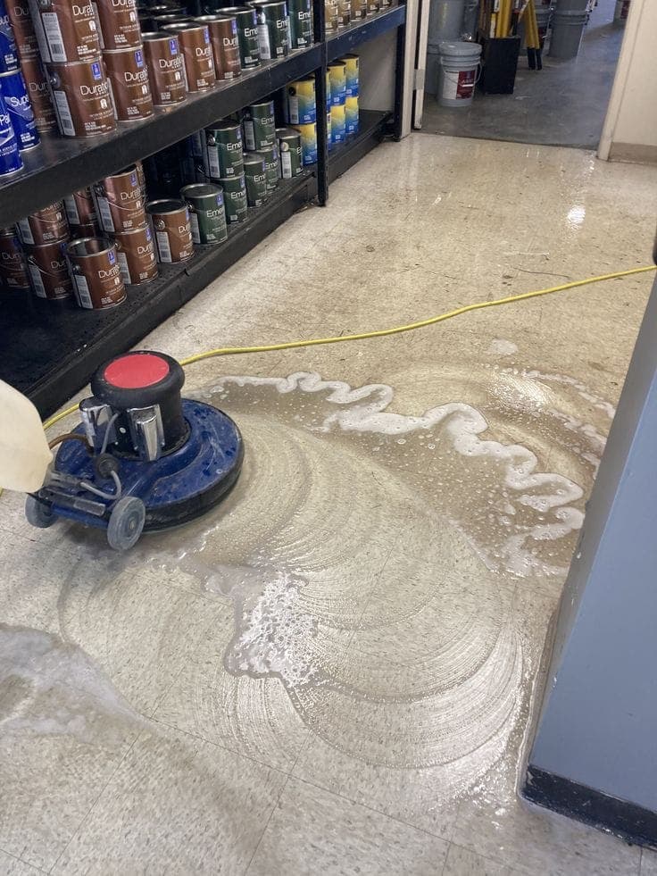 Politriz trabalhando em piso comercial com aplicação técnica.